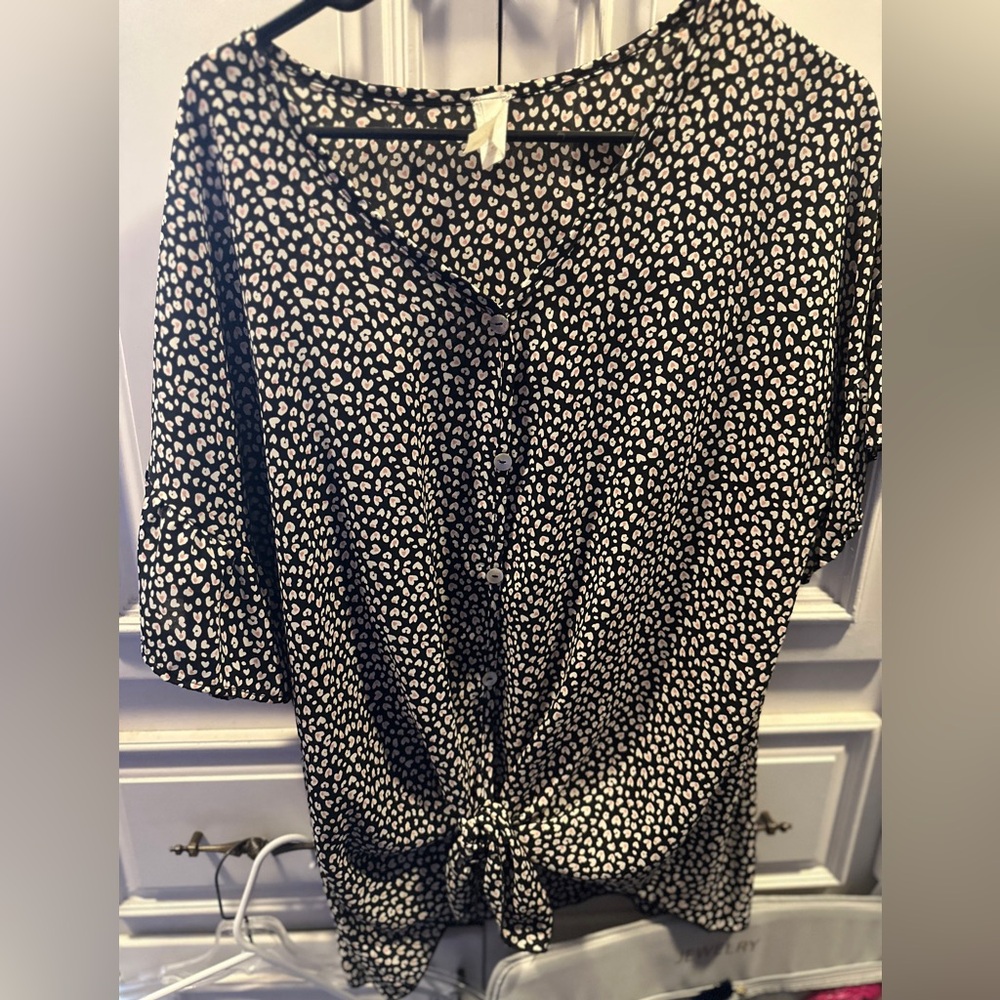 Adorable leopard print boutique tie front button down top - Now and Forever
